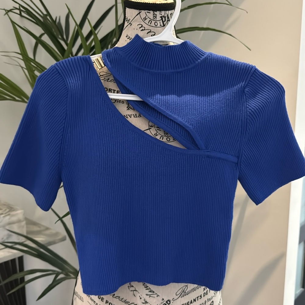 Women  cut out top 💙